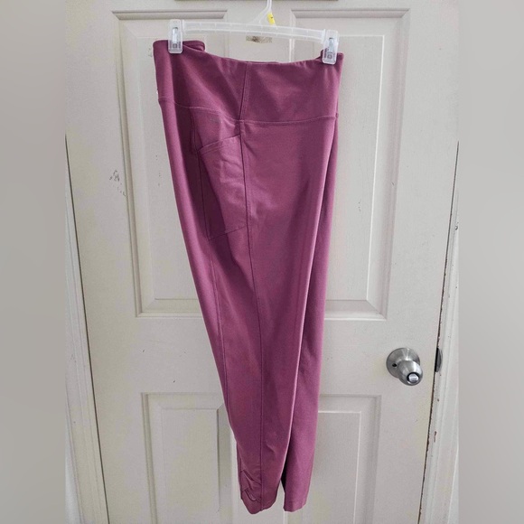 Mondetta Women’s Triangle Mesh Capri (XXL) - Picture 2 of 5